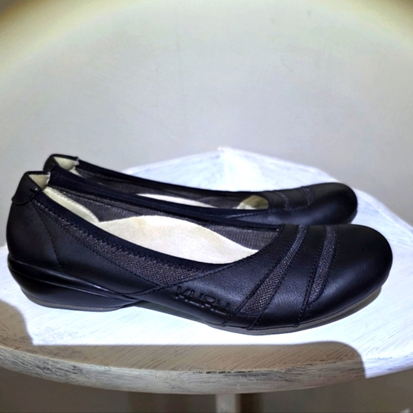 KURU Grace Black Leather Ballet Flats - Picture 2 of 7